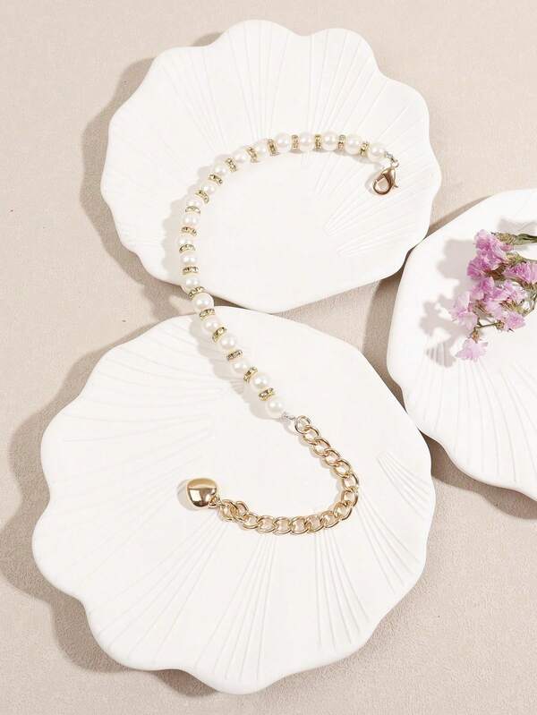 Elegant and fashionable rhinestone claw pendant necklace, suitable for cats and dogs, for wearing at home and outdoors.