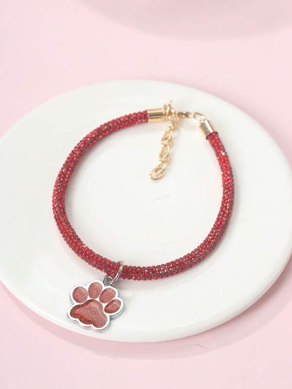 Elegant and fashionable rhinestone claw pendant necklace, suitable for cats and dogs, for wearing at home and outdoors.