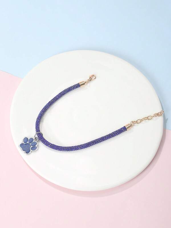 Elegant and fashionable rhinestone claw pendant necklace, suitable for cats and dogs, for wearing at home and outdoors.