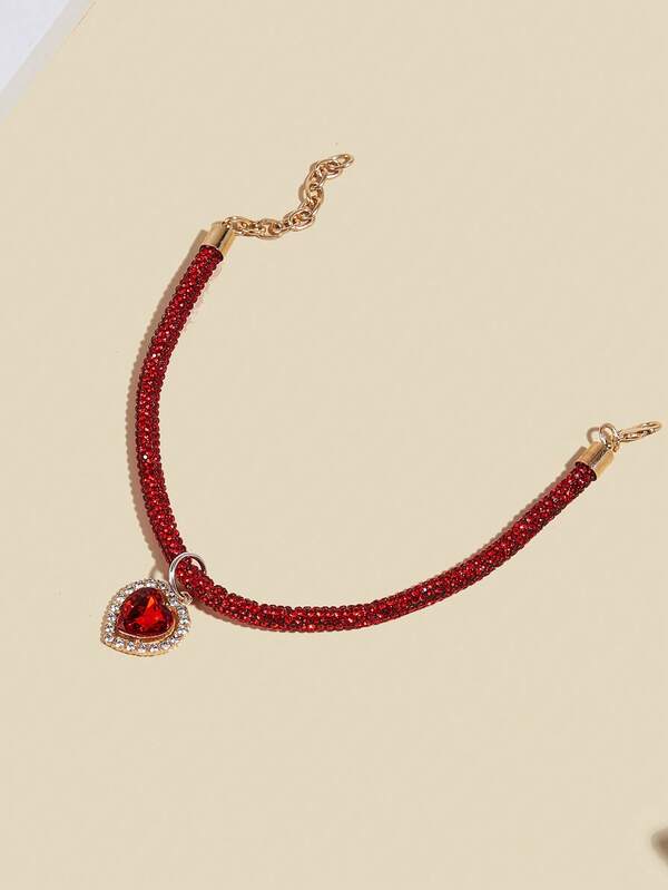 Elegant and fashionable rhinestone claw pendant necklace, suitable for cats and dogs, for wearing at home and outdoors.