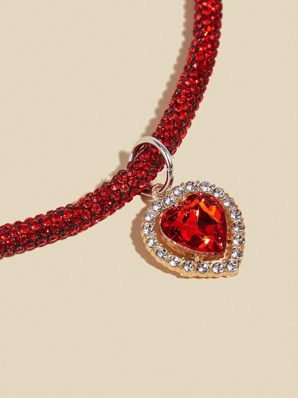 Elegant and fashionable rhinestone claw pendant necklace, suitable for cats and dogs, for wearing at home and outdoors.